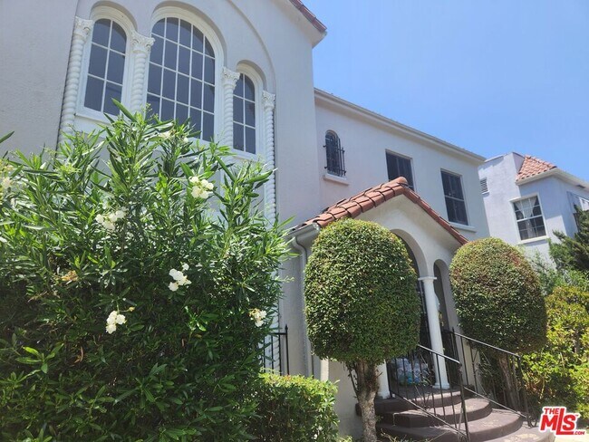 Building Photo - 517 Serrano Ave