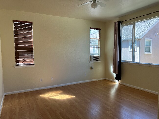 Building Photo - 9405 Clemente Dr