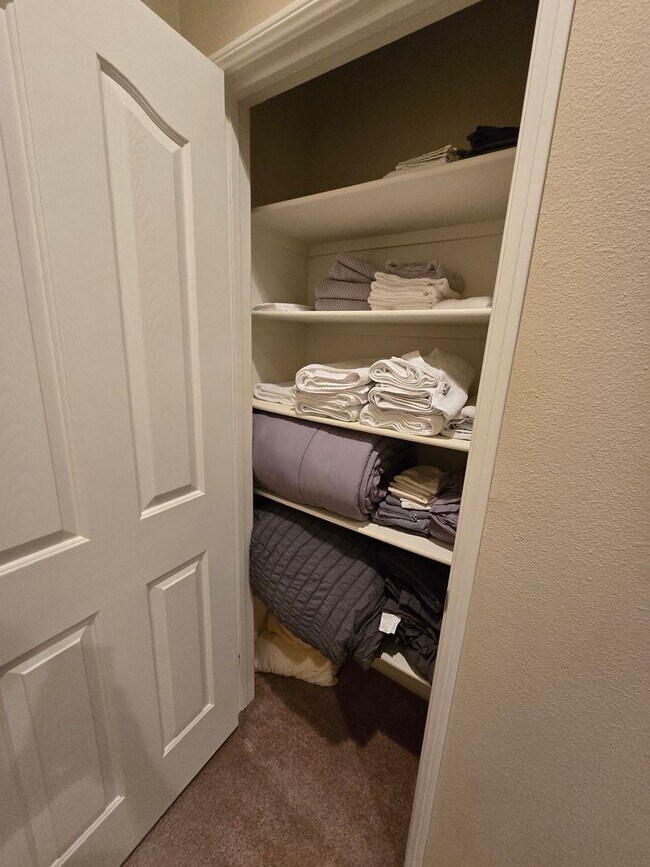 Building Photo - 3 Bedroom 2 Bath located in Mountain View DHS