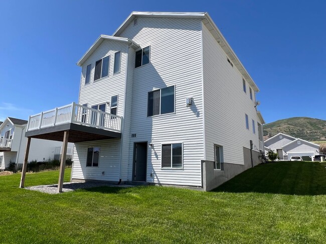 Building Photo - Don't Miss This Former Model Home Rental
