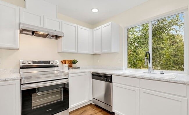 Building Photo - Spacious and Bright Home with 3 Bed and 2.5 Bath