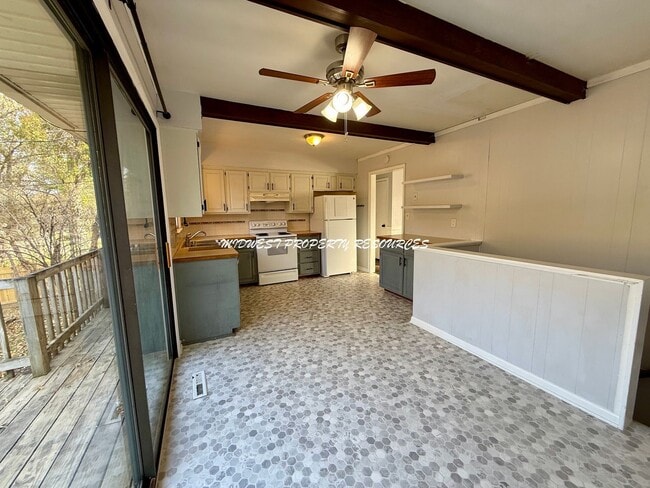 Building Photo - 4 Bedroom Home Near Downtown Lee’s Summit