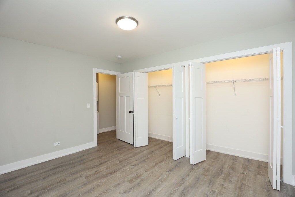 Building Photo - 533 W Surf St