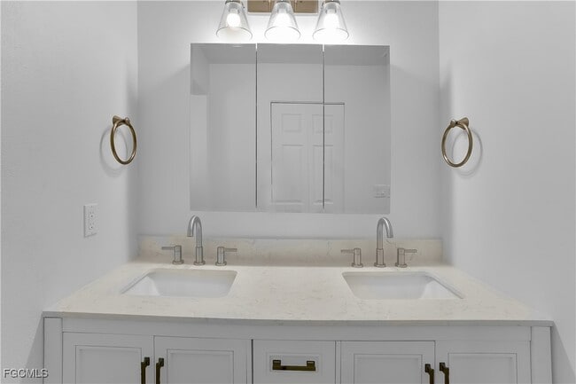 Building Photo - 10697 Holly Rd