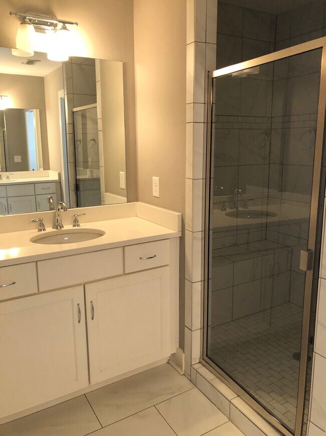 Building Photo - Stunning home in Historic West Town!