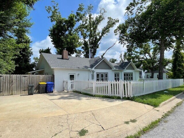Building Photo - 202 N 6th St