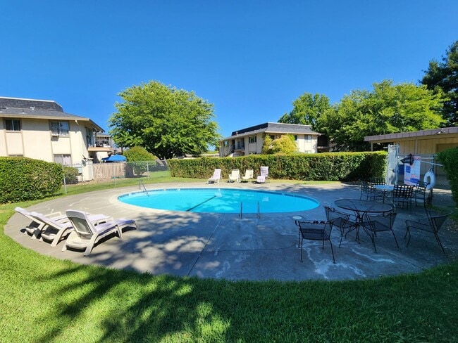 Building Photo - 2 Bedroom Condo with Garage