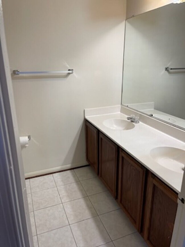 Building Photo - 5516 Sully Lake Dr