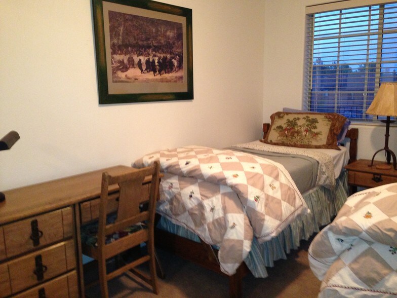 Guest room with Desk - 4190 E Village Cir