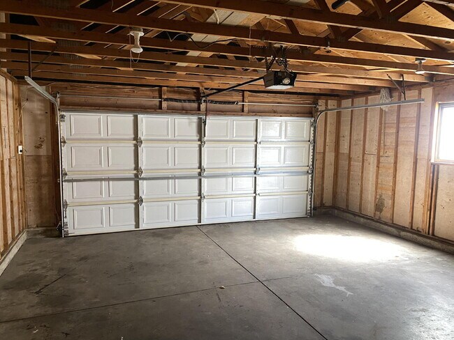 Building Photo - "Charming 3-Bed Oasis with 2 Full Baths in...