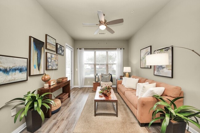 Building Photo - 5455 Richmond Ave.