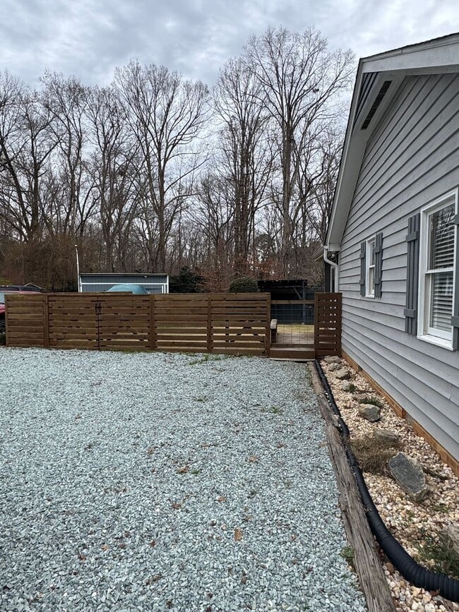 Building Photo - Cozy Home with Upgraded Finishes