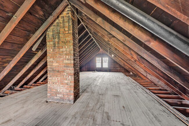 Building Photo - Reyburn