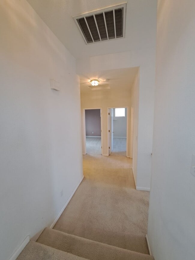 Building Photo - Expansive 3 bedroom/2.5 Bath Home in Corde...