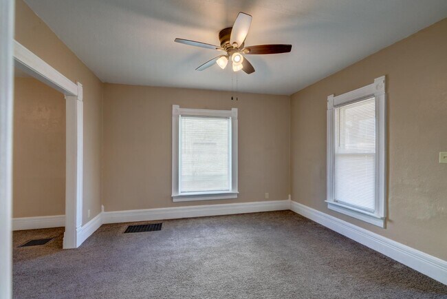 Building Photo - 427 Vernal Ave