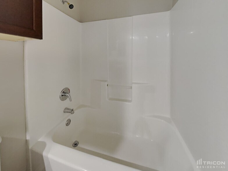 Building Photo - 952 Oak Lynn Dr