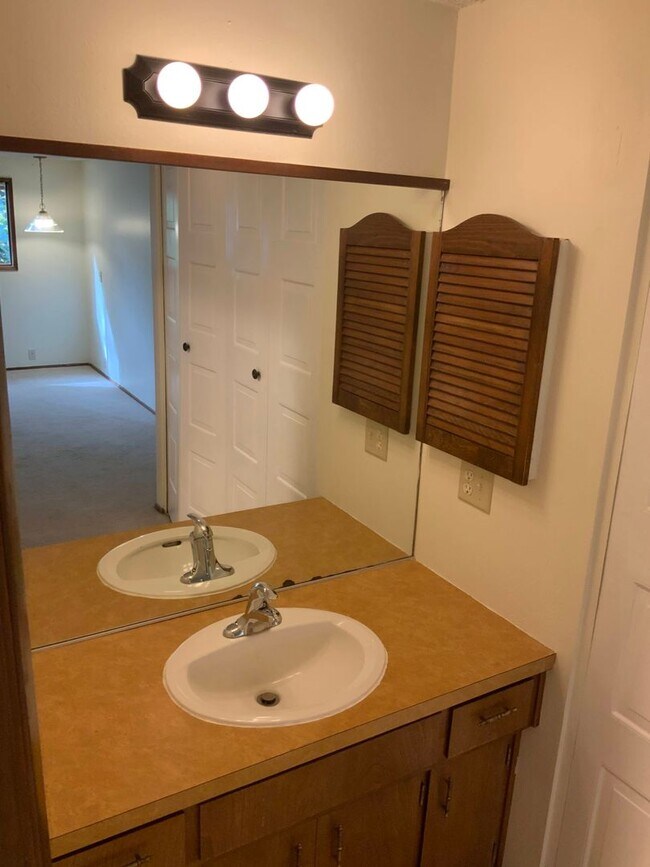 Building Photo - 422 Brookside Dr