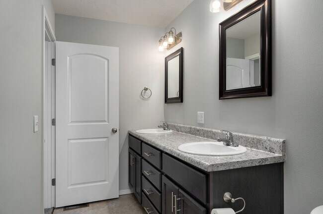 Building Photo - Modern 3 Bed / 2 Bath Home