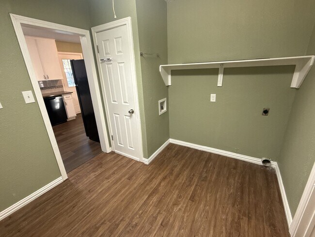 Building Photo - 2 bedroom 2 bathroom house 76116