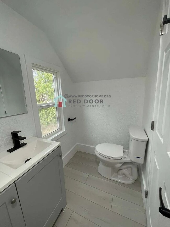 Building Photo - Beautifully Remodeled 3 Bed, 2 Bath Home – Pet Friendly!