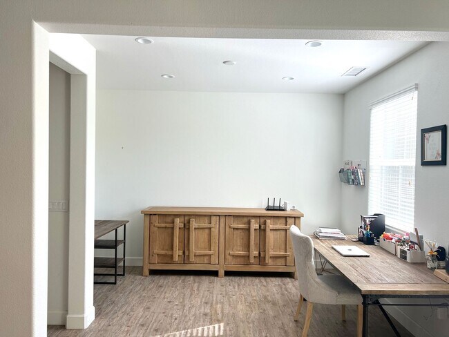 Building Photo - Upgraded Buellton End-Unit With Yard