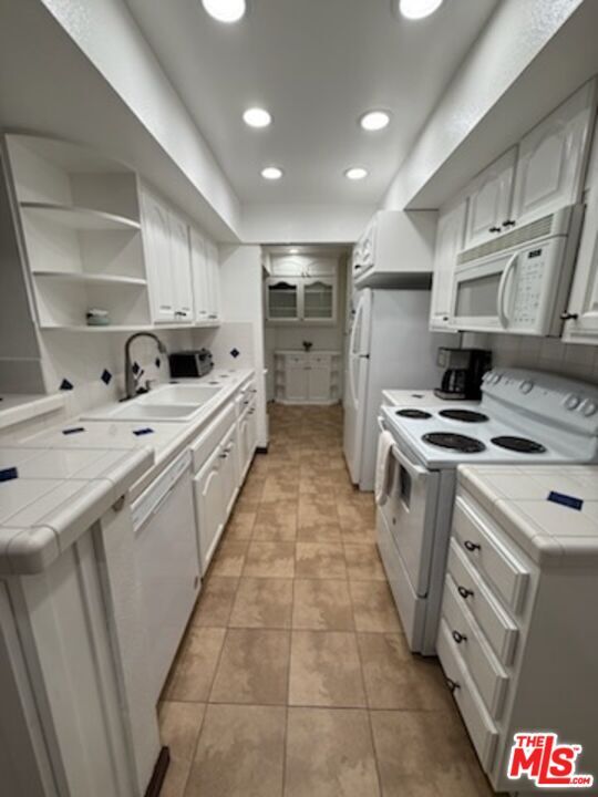 Building Photo - 906 N Doheny Dr