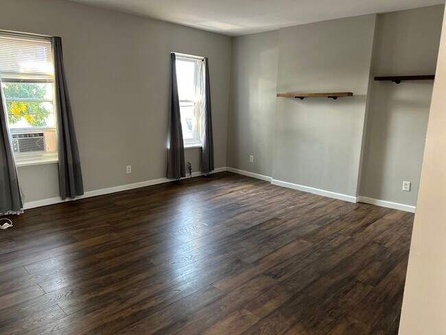 Building Photo - 2 School St