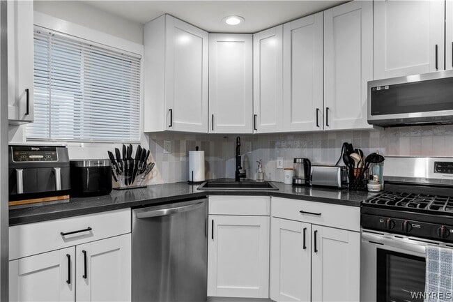 Building Photo - 641 Forest