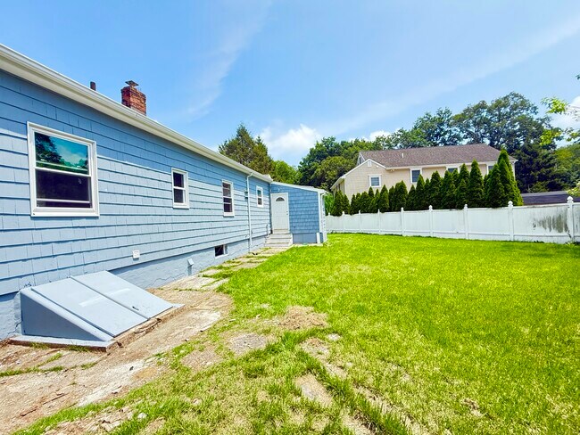 Building Photo - 10 Meadowpark Ave W