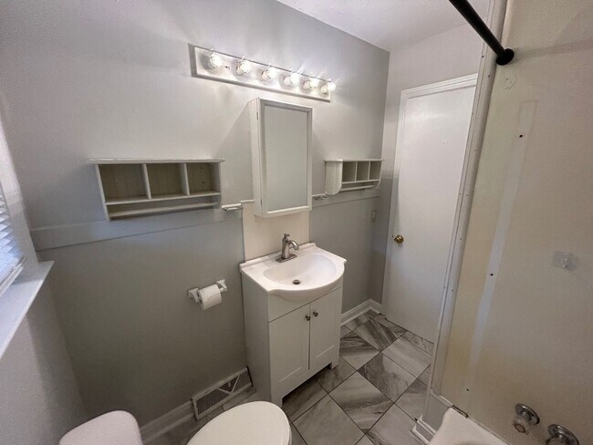 Building Photo - 3604 Hydrangea St