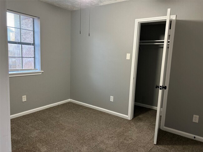 Building Photo - 414 N Avenue C