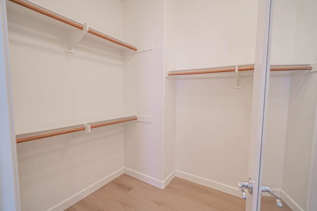 Building Photo - Spacious 4-Bedroom Townhome with Downstairs Bed/Bath in Creekside!