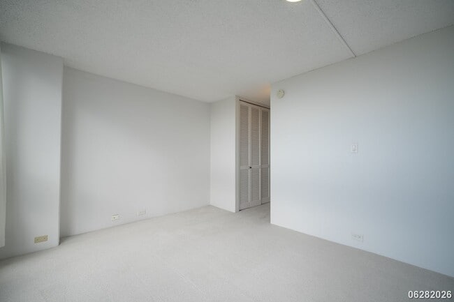 Building Photo - 2 Bd/2 Ba/1 Parking Condo in Banyan Tree Plaza, Honolulu