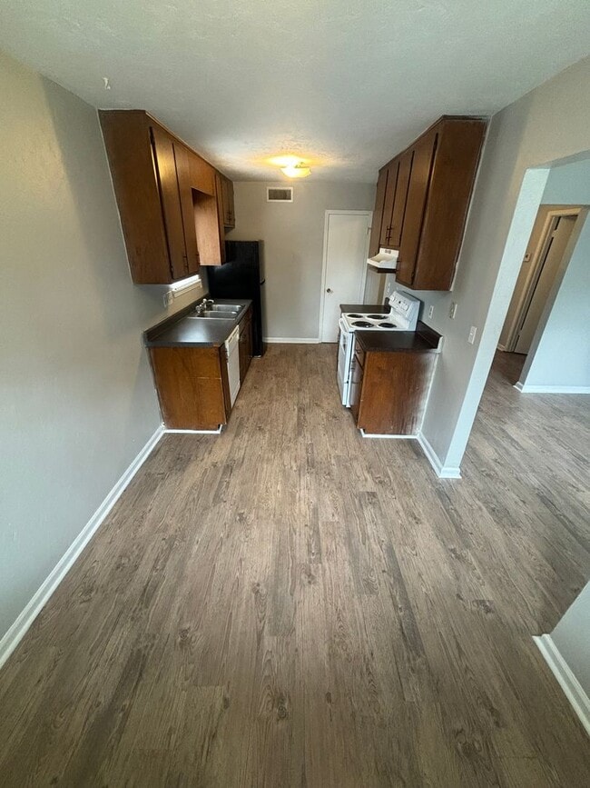 Building Photo - 2 bed/ 1 bath Apartment in Prime Tallahass...