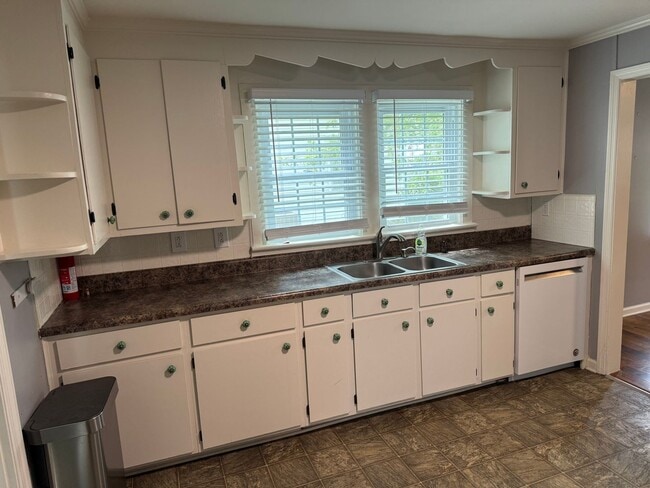 Building Photo - Cute house in Madison! Backs up to Lanier ...