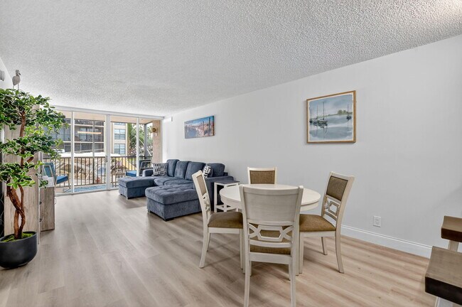 Building Photo - 8 Royal Palm Way