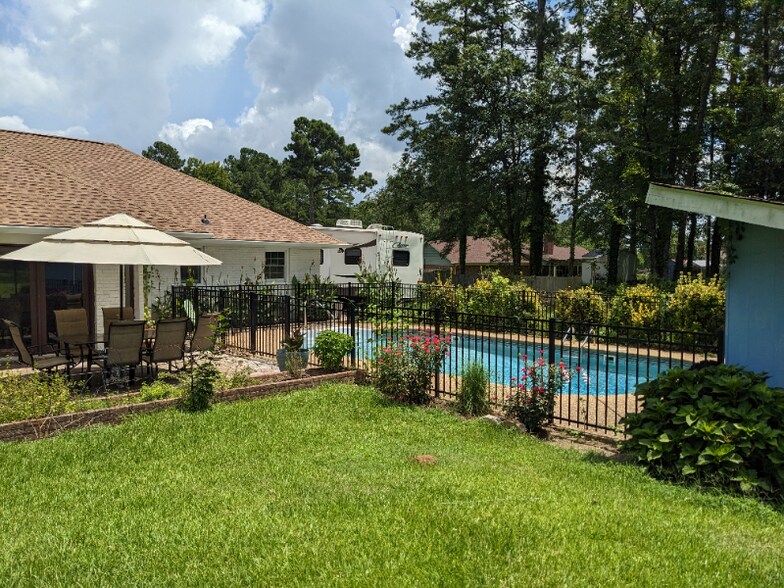 Building Photo - 8485 NE Pines Rd