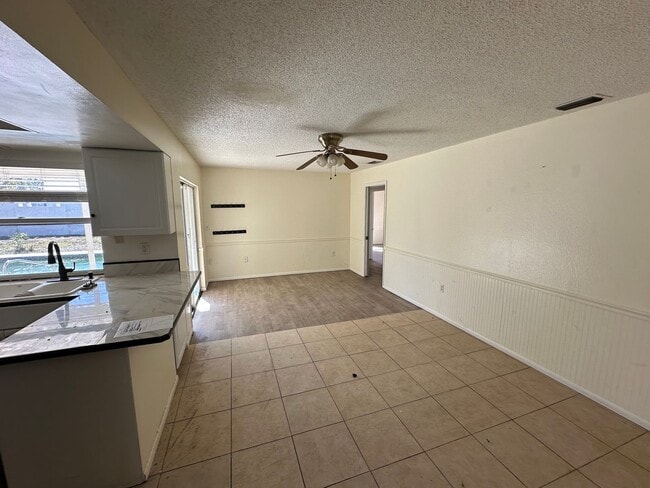 Building Photo - Spacious 4-Bed Pool Home in Gulf Gate East - Available Now!