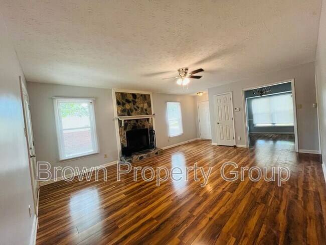Building Photo - 121 Sprucepine Dr