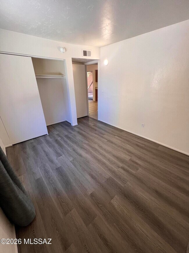 Building Photo - 1810 E Blacklidge Dr