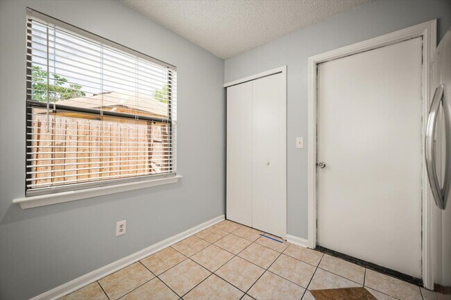 Building Photo - Charming 3-Bedroom, 2-bathroom Gem Awaits!