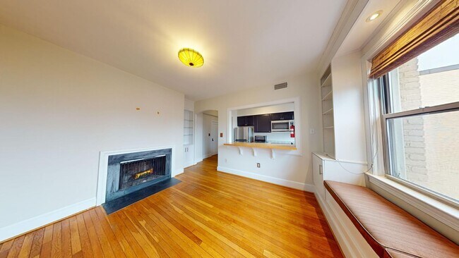 Building Photo - Historic Capitol Hill One Bedroom W/Open Floor Plan & Fireplace