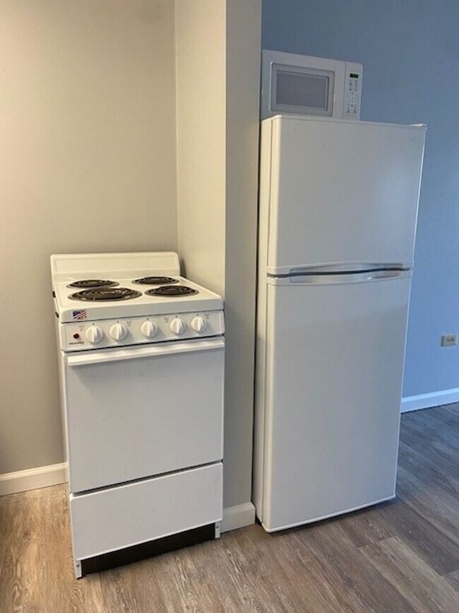 Building Photo - Studio Apartment in Hollister