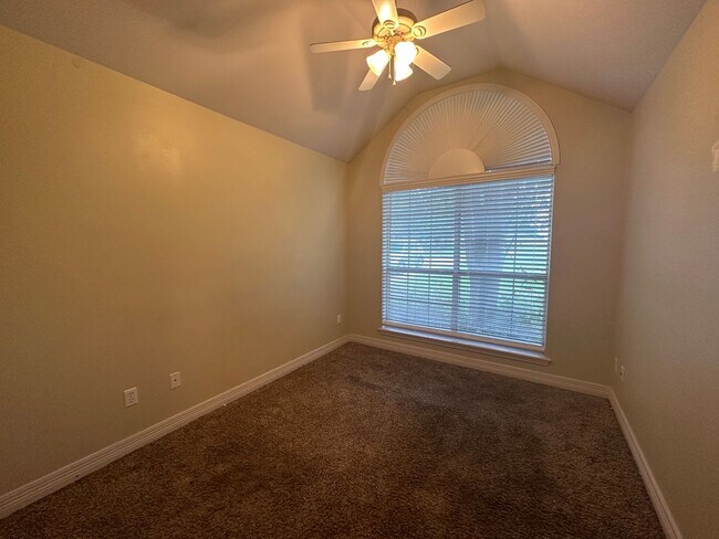 Building Photo - Large 3 Bedroom Blanchard Home