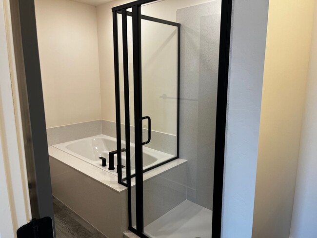 Building Photo - GET $1000 OFF THE FIRST MONTHS RENT!!!