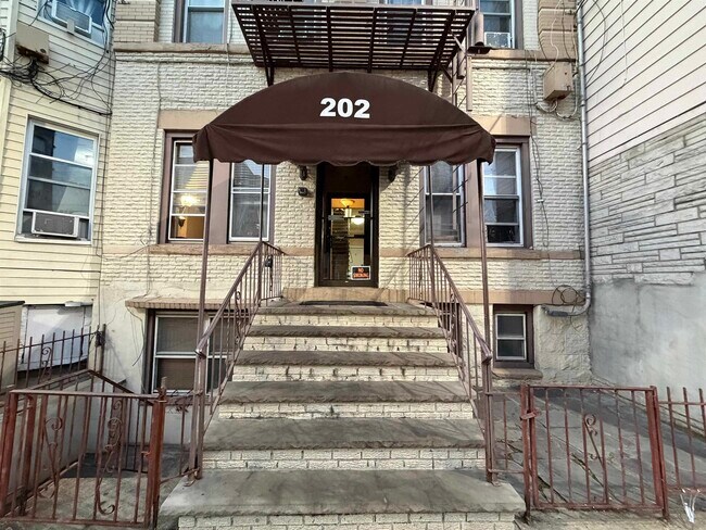 Building Photo - 202 28th St