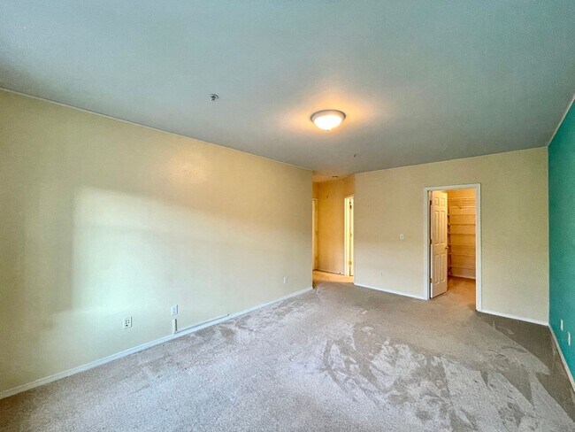 Building Photo - Spacious Top-Floor 3-Bedroom Condo