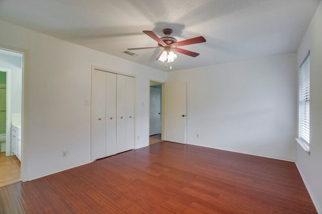 Building Photo - 506 E Palm Valley Blvd