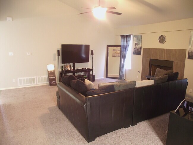 Building Photo - Sandstone Ranch Estates 4Bed/3Baths home with Refrig A/C and Synthetic Grass Yard!