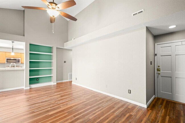 Building Photo - 4711 Spicewood Springs Rd